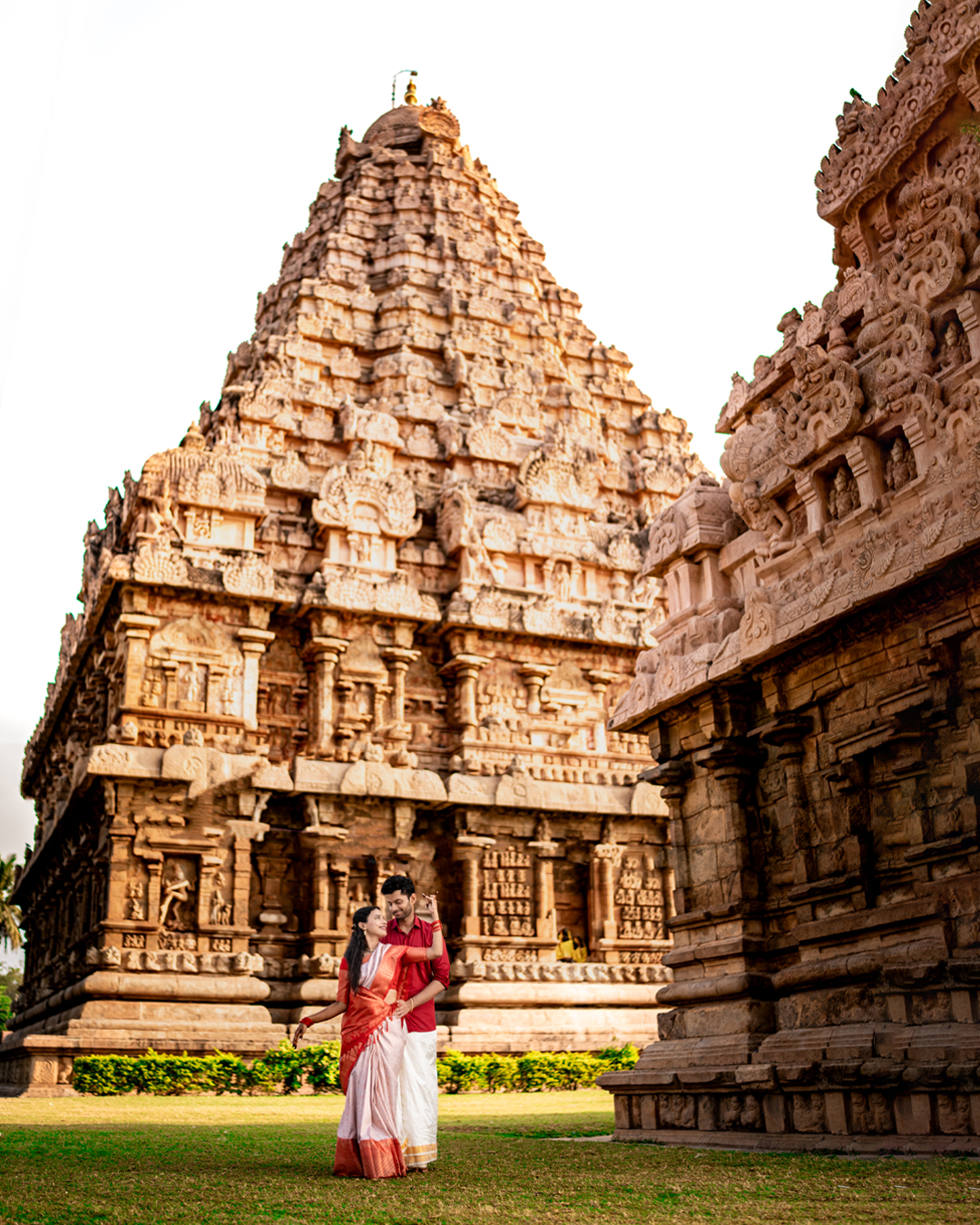 Pre Wedding Photoshoot at Gangaikonda Cholapuram: Sneha & Shreyas - golden hour portrait (5) by AK Photography Coimbatore