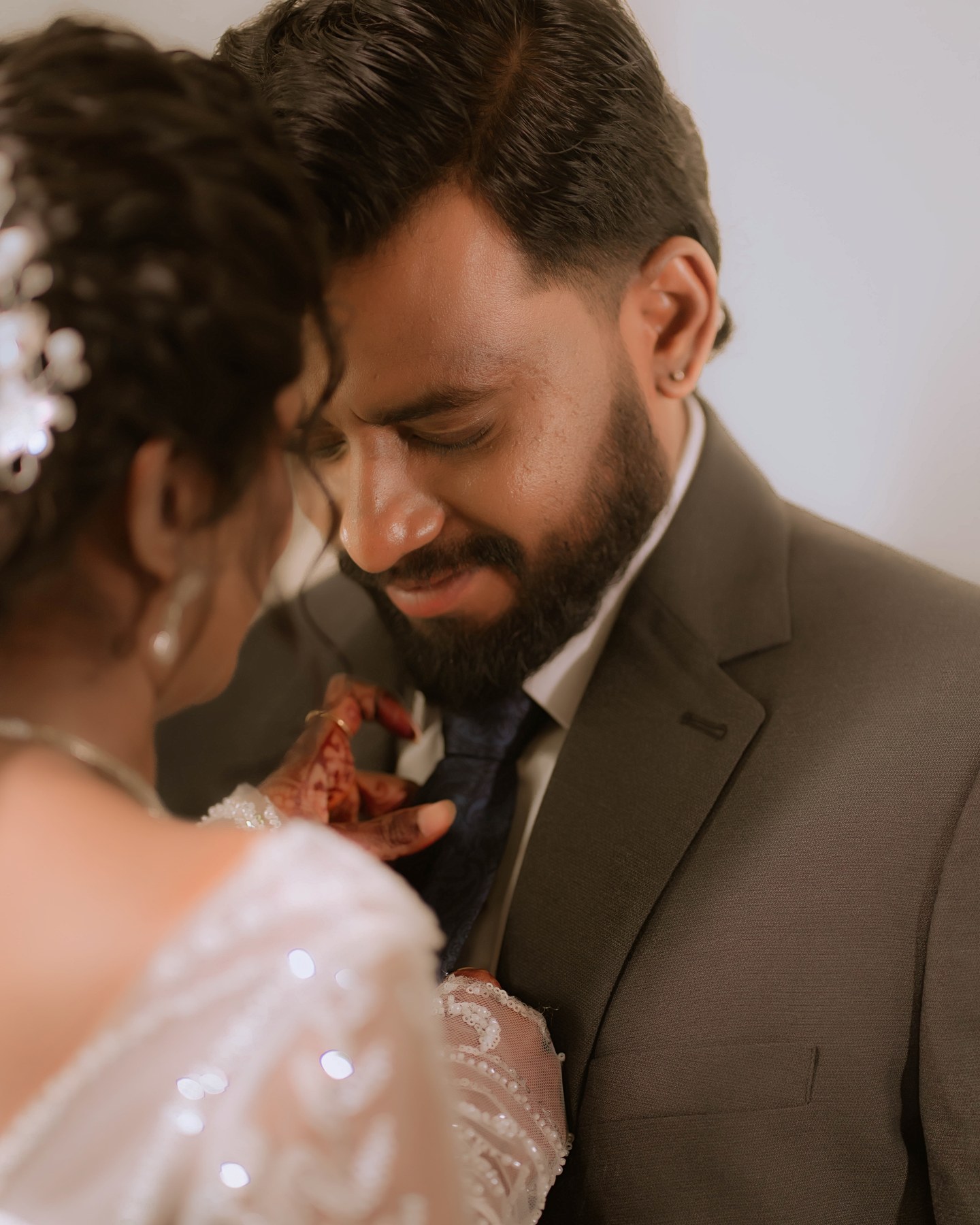 Affectionate candid moment between newlyweds Darthy and Rumanes during Coimbatore wedding photoshoot