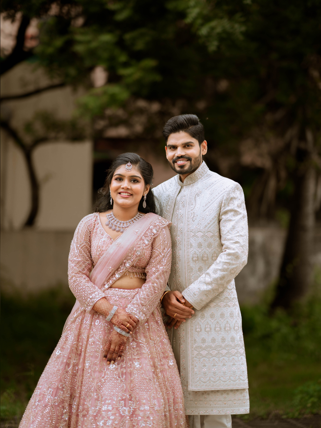 Candid reception moments and guest interactions with Mohan and Narmadha by AK Photography